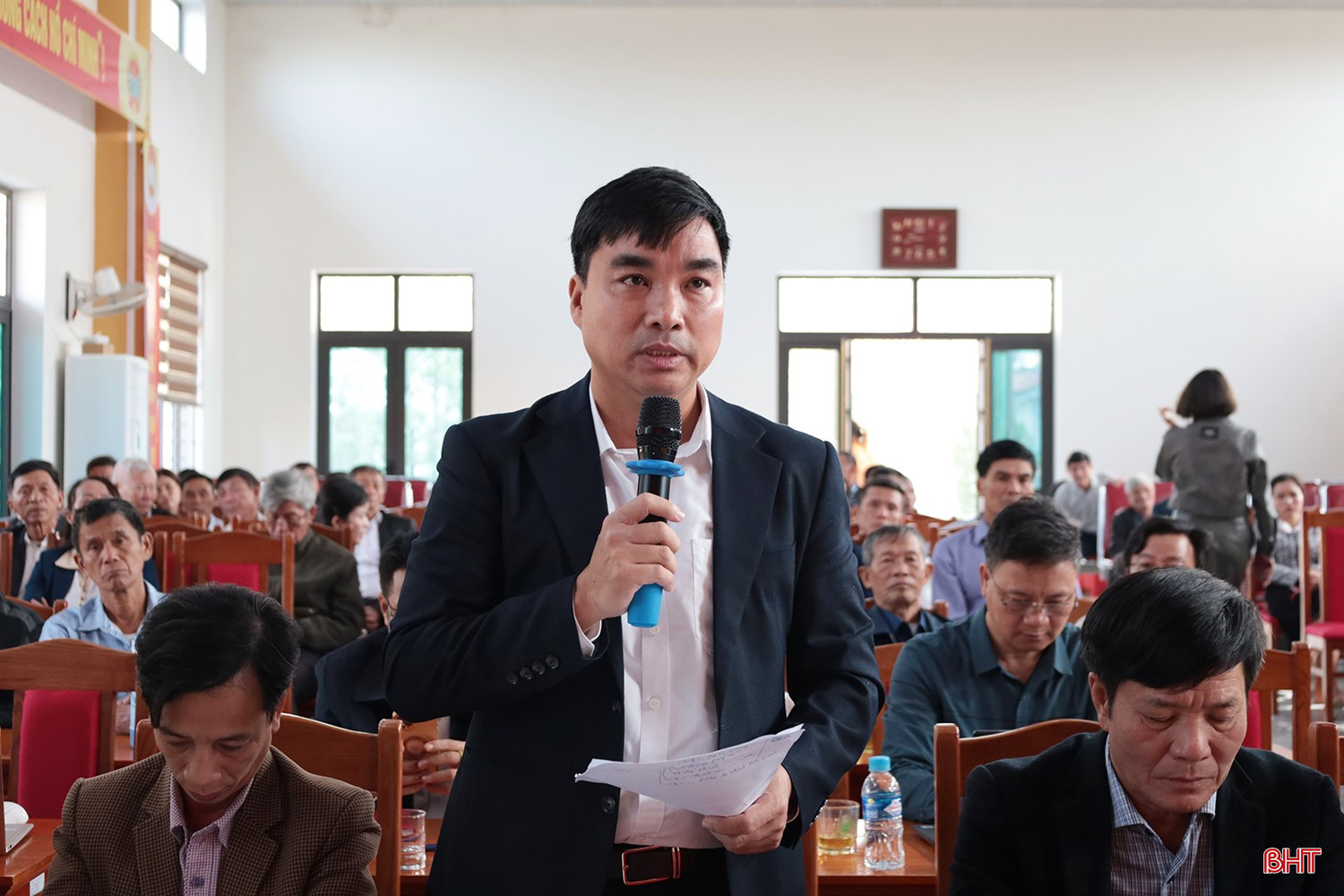 Ông Nguyễn Văn Tuấn, Phó Bí thư Đảng uỷ, Chủ tịch UBND xã Cổ Đạm nêu một số khó khăn, vướng mắc của xã và kiến nghị đề xuất tại cuộc tiếp xúc.