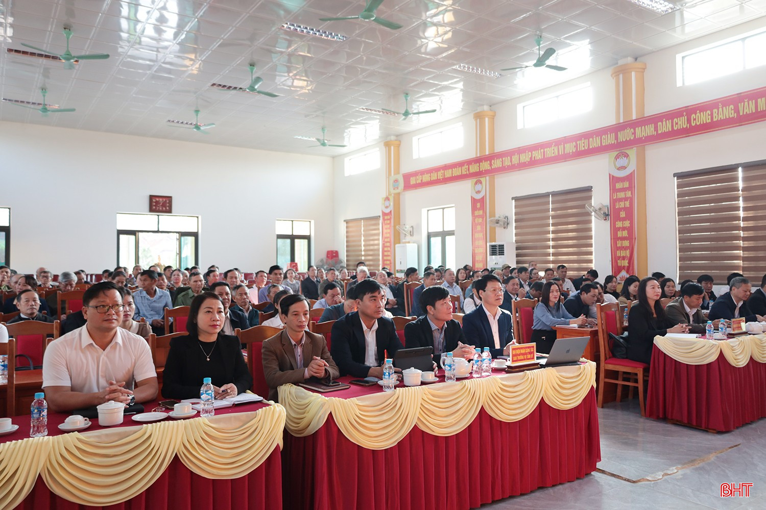 Đại biểu tham dự hội nghị tiếp xúc tại xã Cổ Đạm.