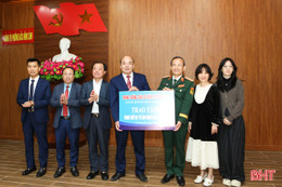 Trao tặng nhiều phần quà ý nghĩa cho phường Bắc Hồng Lĩnh