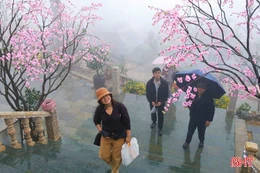 Hàng nghìn người "đội mưa" hành hương về Hương Tích tự