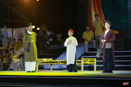 Diễn viên Thanh Nguyên (ngoài cùng bên phải, Nhà hát NTTT tỉnh) hóa thân vào bà Trần Thị Tần trong chương trình nghệ thuật Kỷ niệm 260 năm Ngày sinh Đại thi hào Nguyễn Du.