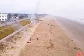 Ra quân tổng vệ sinh môi trường tại bãi biển Lộc Hà