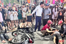 Tái diễn thanh thiếu niên phóng xe máy tốc độ cao, lạng lách trên phố ở Hà Tĩnh