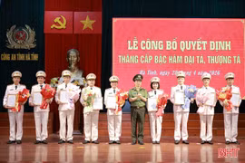 Công an Hà Tĩnh công bố quyết định thăng cấp bậc hàm đại tá, thượng tá 