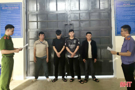 Thua bạc cướp lại tiền, 8 đối tượng cùng bị khởi tố