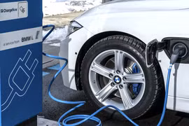 Gần 30.000 chủ sở hữu xe BMW hybrid được cảnh báo không nên đậu xe gần nhà