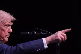 Tổng thống Mỹ Trump tuyên bố tái phong tỏa Iran, thu phí 20% các tàu qua eo biển Hormuz