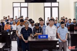 Tụ tập đánh bài liêng xuyên đêm, 12 bị cáo lĩnh án