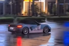 Công an làm việc với thanh niên lái ô tô Porsche "drift" trên đường