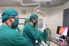 BVĐK tỉnh Hà Tĩnh làm chủ kỹ thuật nội soi tán sỏi mật bằng laser