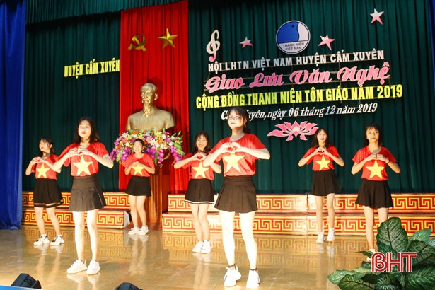 Ấn tượng đêm văn nghệ cộng đồng thanh niên tôn giáo ở Cẩm Xuyên