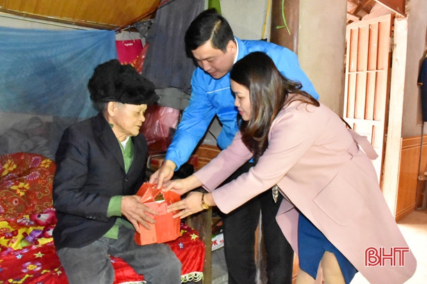 Hơn 300 người dân Đức Thọ được khám, cấp thuốc miễn phí