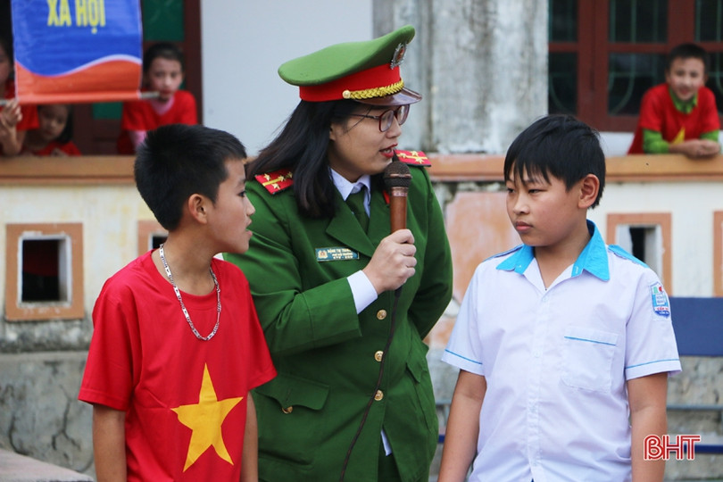 Gần 500 học sinh được giáo dục phòng, chống xâm hại tình dục và Luật Giao thông đường bộ