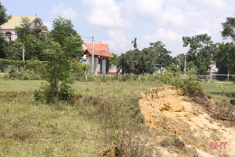 Bất an khi bờ sông Ngàn Sâu sạt lở nghiêm trọng