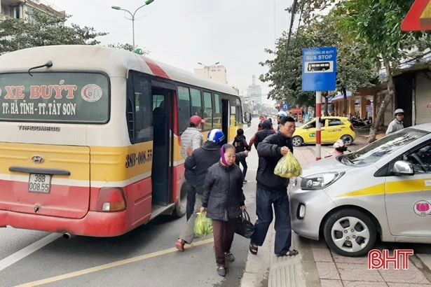 “Hoàng kim” không còn, nhiều “bác tài” vẫn bám trụ với nghề xe ôm
