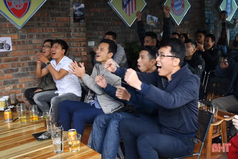 Người hâm mộ Hà Tĩnh “thót tim” với màn trình diễn của U22 Việt Nam