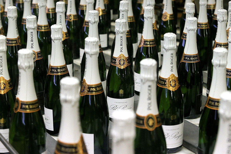 Rượu champagne Pháp là một trong những mặt hàng Mỹ dọa đánh thuế 100%. Ảnh: AFP Chưa xong với Trung Quốc, Mỹ lại gây hấn với EU và Nam Mỹ