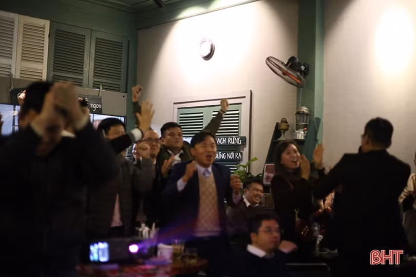 Người hâm mộ Hà Tĩnh “thót tim” với màn trình diễn của U22 Việt Nam