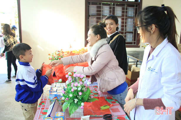 Bệnh viện Nhi trung ương khám, cấp thuốc miễn phí cho 500 học sinh Nghi Xuân