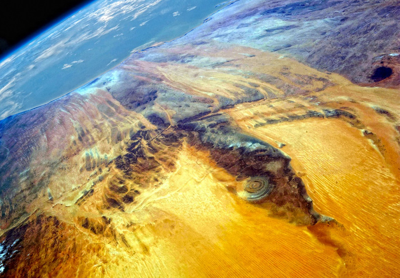 Mắt xanh bí ẩn trên sa mạc lớn nhất thế giới