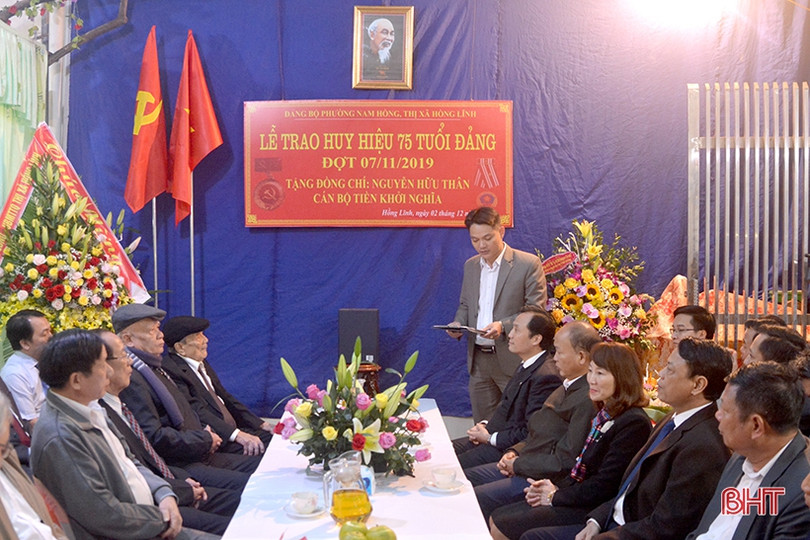 Phó Bí thư Thường trực Tỉnh ủy trao Huy hiệu 75 năm tuổi Đảng cho cán bộ tiền khởi nghĩa