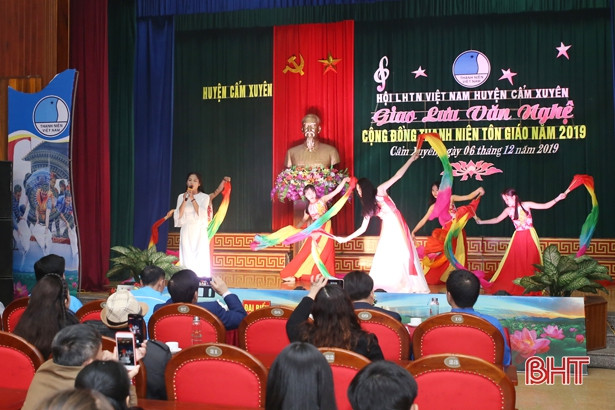 Ấn tượng đêm văn nghệ cộng đồng thanh niên tôn giáo ở Cẩm Xuyên
