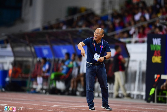 Trận đấu giữa U22 Việt Nam và Singapore vẫn diễn ra dù có mưa bão