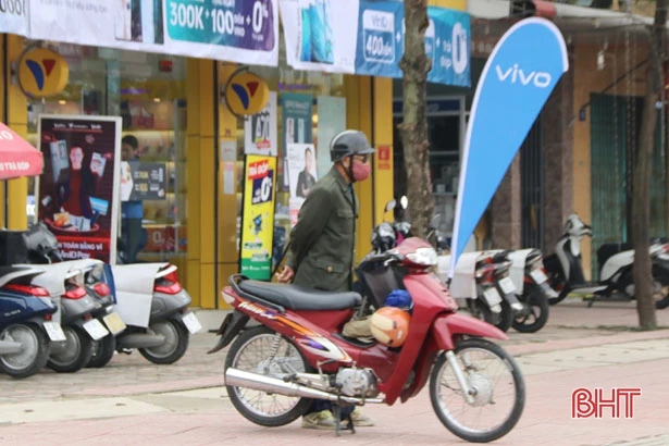 “Hoàng kim” không còn, nhiều “bác tài” vẫn bám trụ với nghề xe ôm