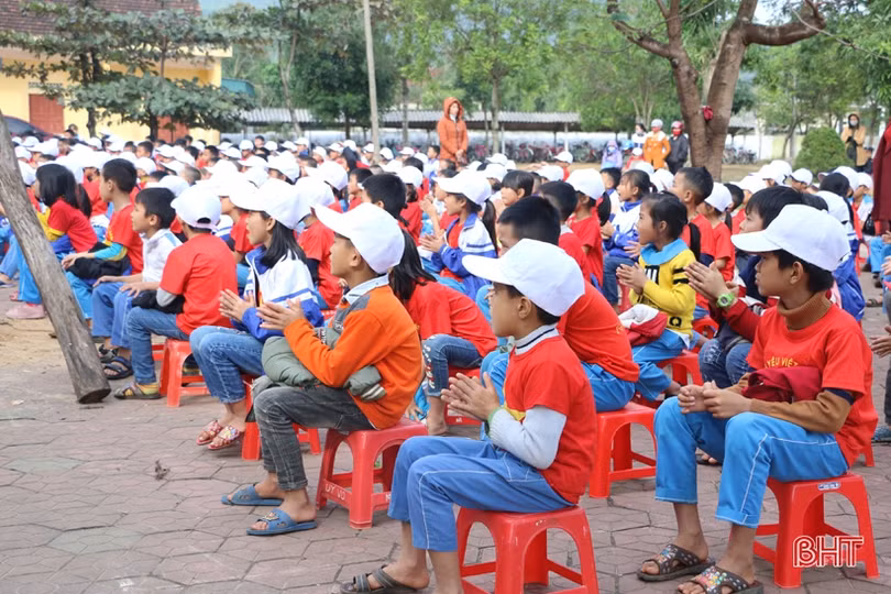 Gần 500 học sinh được giáo dục phòng, chống xâm hại tình dục và Luật Giao thông đường bộ