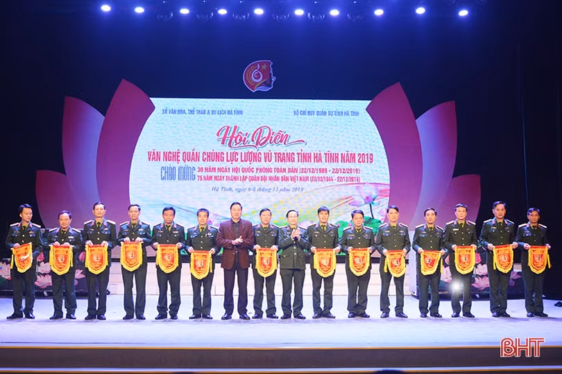 Gần 300 diễn viên tham gia Hội diễn Văn nghệ quần chúng LLVT Hà Tĩnh