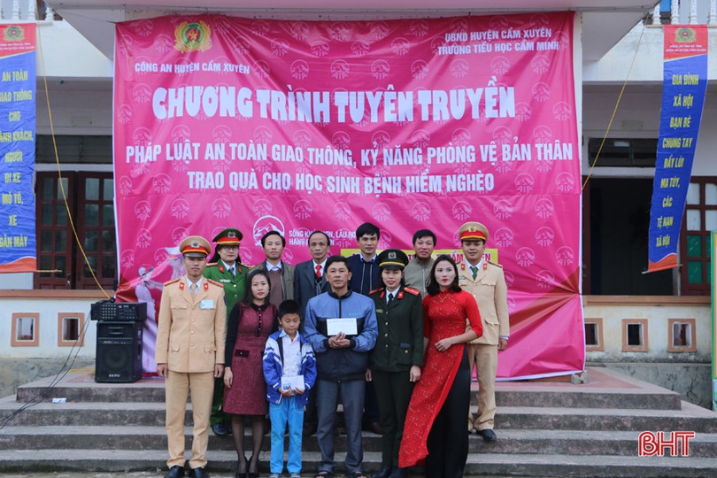 Gần 500 học sinh được giáo dục phòng, chống xâm hại tình dục và Luật Giao thông đường bộ