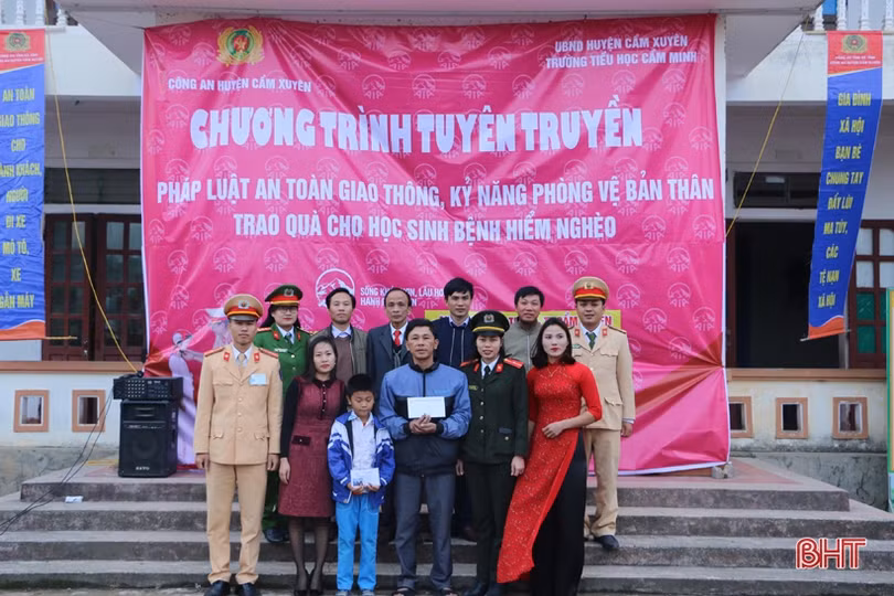 Gần 500 học sinh được giáo dục phòng, chống xâm hại tình dục và Luật Giao thông đường bộ