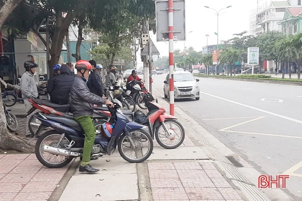 “Hoàng kim” không còn, nhiều “bác tài” vẫn bám trụ với nghề xe ôm