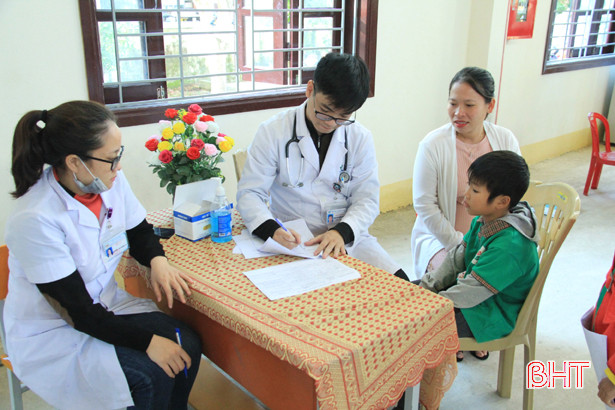Bệnh viện Nhi trung ương khám, cấp thuốc miễn phí cho 500 học sinh Nghi Xuân