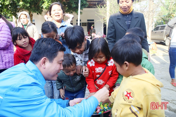 Chung tay vui Tết Chăm Cha Bới cho đồng bào dân tộc Chứt