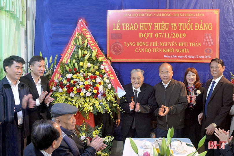 Phó Bí thư Thường trực Tỉnh ủy trao Huy hiệu 75 năm tuổi Đảng cho cán bộ tiền khởi nghĩa