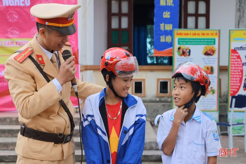 Gần 500 học sinh được giáo dục phòng, chống xâm hại tình dục và Luật Giao thông đường bộ