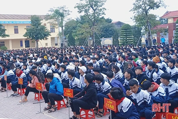 Gần 1.600 học sinh cam kết thực hiện pháp luật về phòng, chống pháo nổ và ma túy