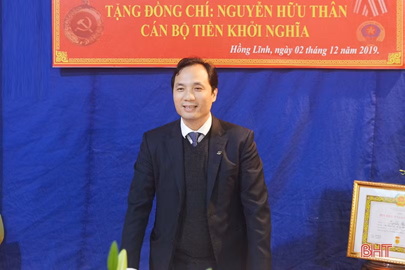 Phó Bí thư Thường trực Tỉnh ủy trao Huy hiệu 75 năm tuổi Đảng cho cán bộ tiền khởi nghĩa
