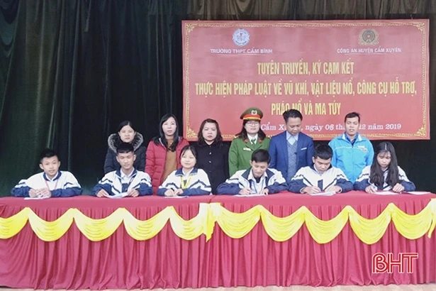 Gần 1.600 học sinh cam kết thực hiện pháp luật về phòng, chống pháo nổ và ma túy