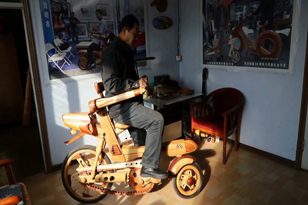 Đã mắt với chiếc xe Mercedes thể thao làm bằng gỗ chạy “mượt” như thật