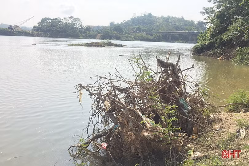 Bất an khi bờ sông Ngàn Sâu sạt lở nghiêm trọng