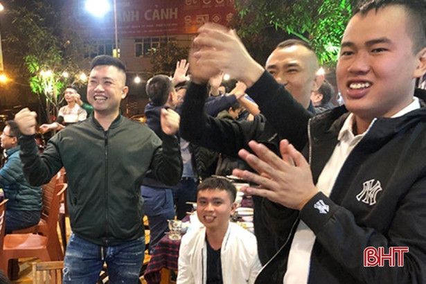 Người hâm mộ Hà Tĩnh hò reo chúc mừng U22 Việt Nam vào chung kết SEA Games
