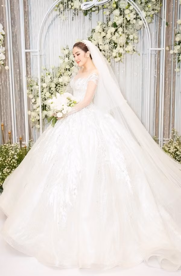 Hé lộ 6 bộ váy cưới lộng lẫy nhất của sao Việt trong năm 2019