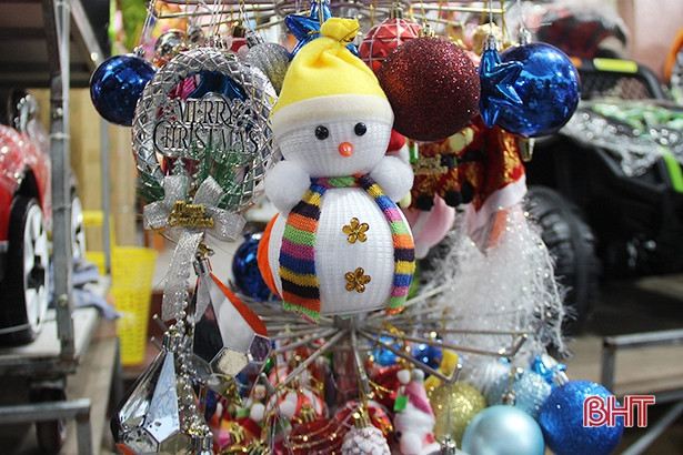 Thành phố Hà Tĩnh ngập tràn đồ trang trí Giáng sinh ảnh 3 Thành phố Hà Tĩnh ngập tràn đồ trang trí Giáng sinh