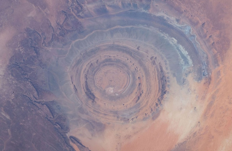 Mắt xanh bí ẩn trên sa mạc lớn nhất thế giới