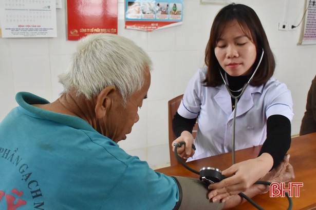 Hơn 300 người dân Đức Thọ được khám, cấp thuốc miễn phí