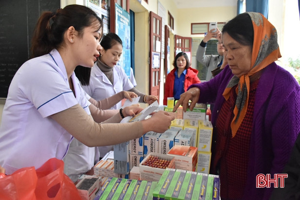 Hơn 300 người dân Đức Thọ được khám, cấp thuốc miễn phí