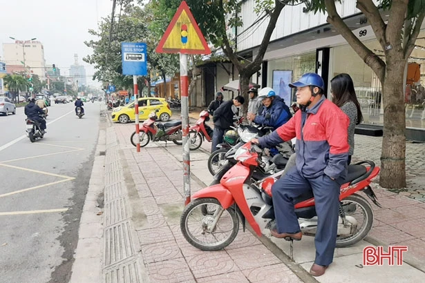 “Hoàng kim” không còn, nhiều “bác tài” vẫn bám trụ với nghề xe ôm