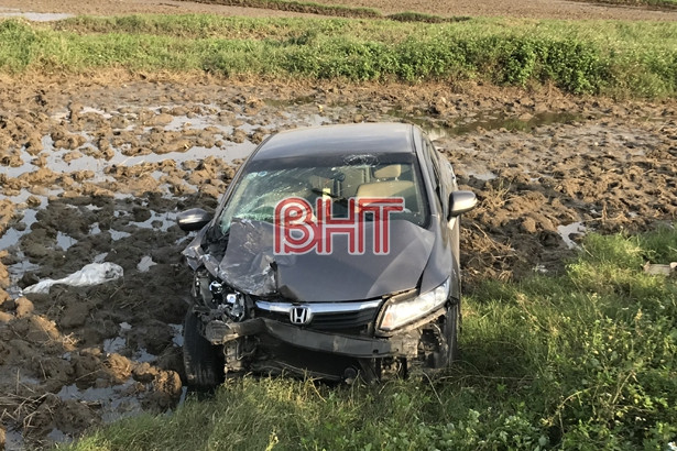 2 “xế hộp” cùng bay xuống ruộng sau va chạm mạnh trên QL 1A qua Hà Tĩnh